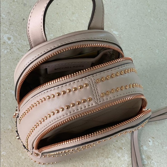 🔥𝐏𝐀𝐑𝐓𝐘 𝐒𝐀𝐋𝐄🔥MICHAEL KORS RHEA BACKPACK - Picture 3 of 4